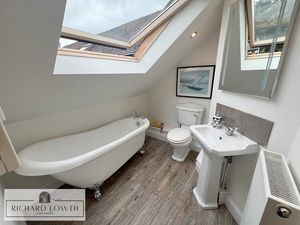 Ensuite Bathroom/WC- click for photo gallery